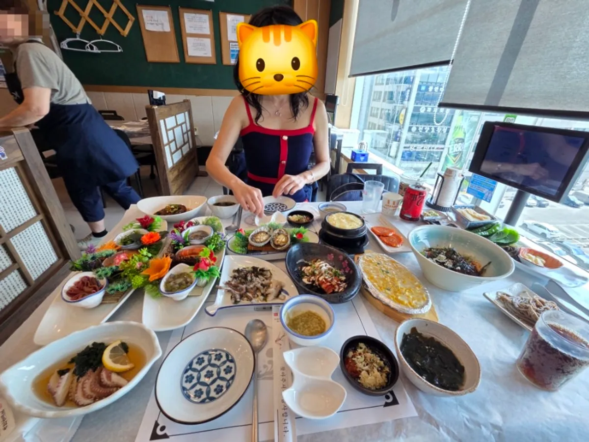 크림 소스를 올린 생선 스테이크