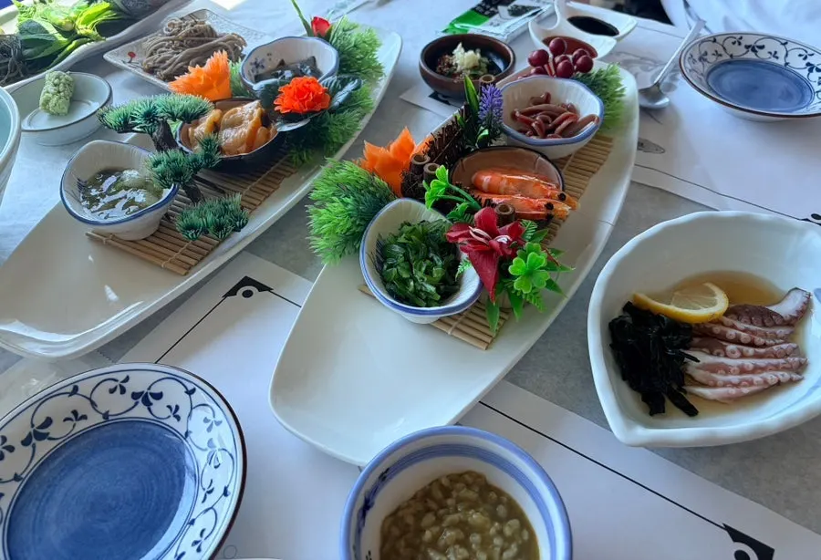 The first spread of the Suyeon hansang, with three kinds of seafood and octopus carpaccio
