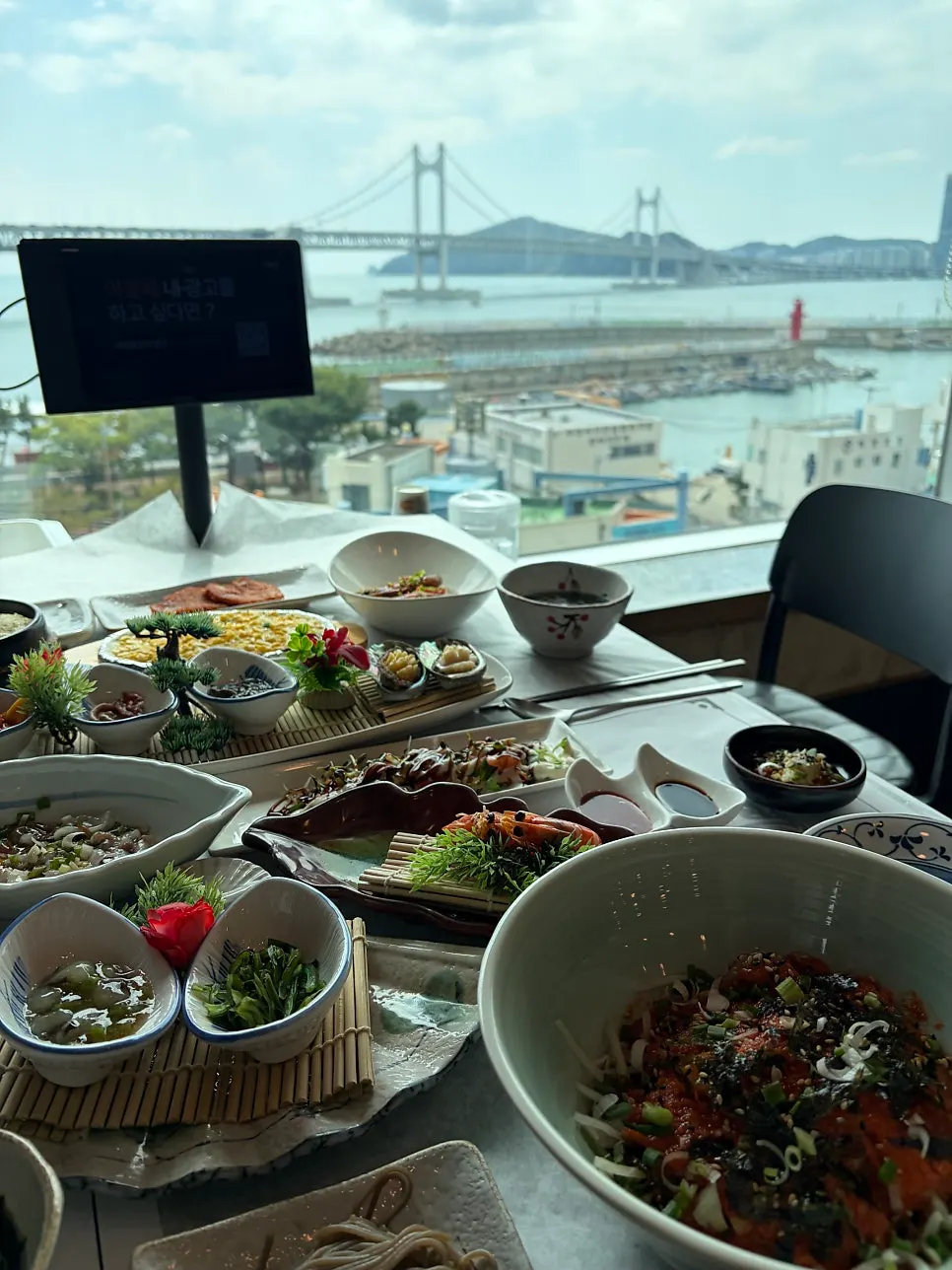 광안대교를 배경으로 차려진 수변한상