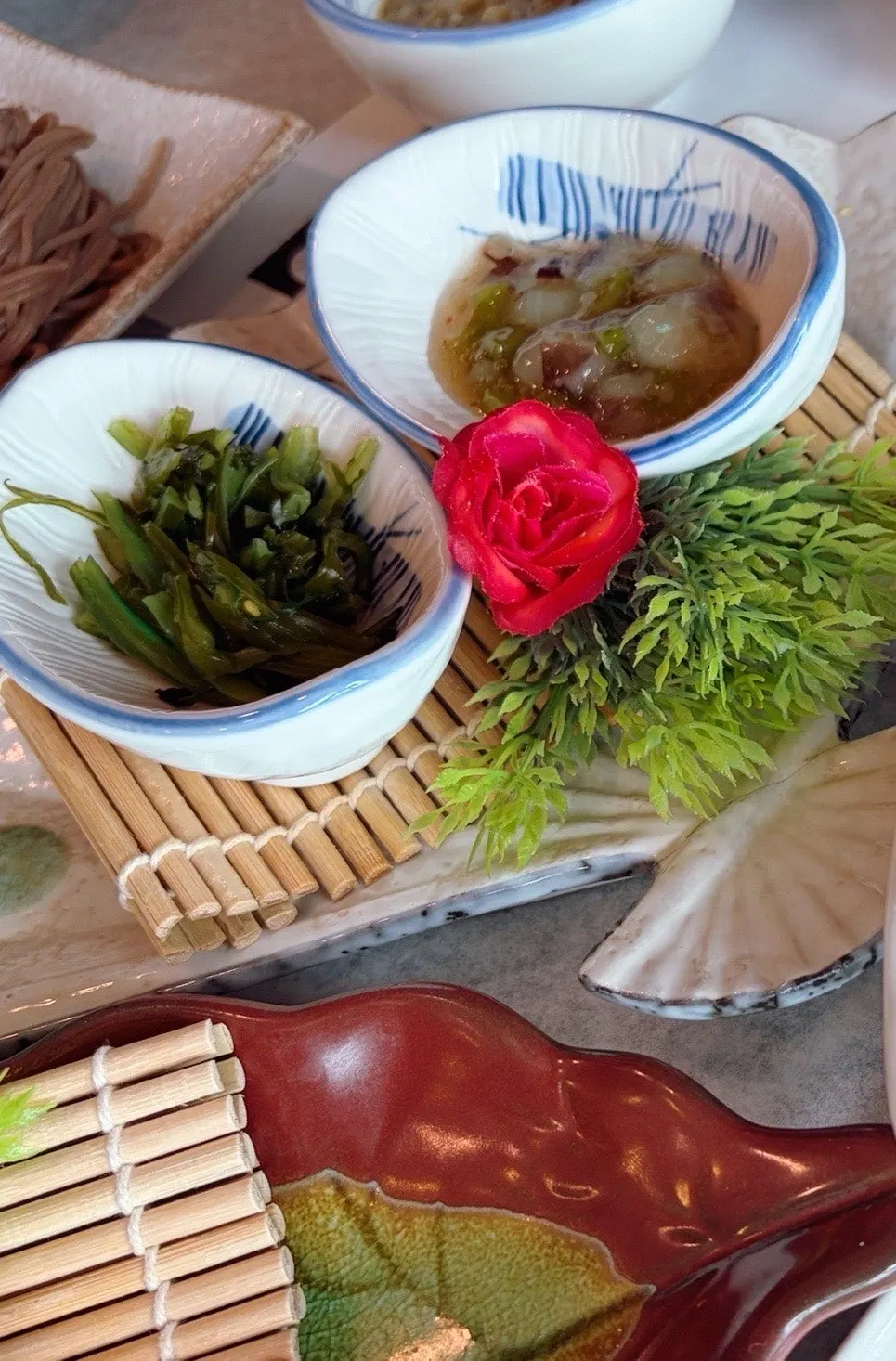 세로로 담은 해산물 스끼다시 접시