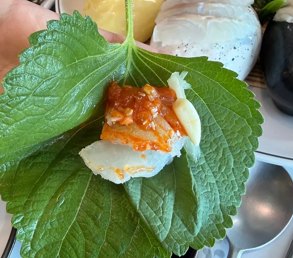 깻잎에 씻은 김치와 막장 찍은 회 쌈