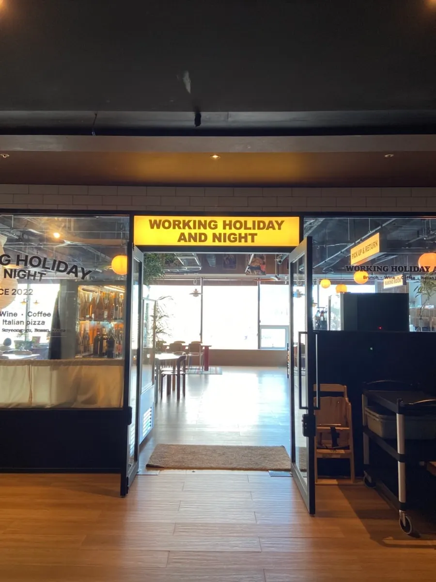 Café entrance on the 7th floor of a building in front of Minrak Waterside Park
