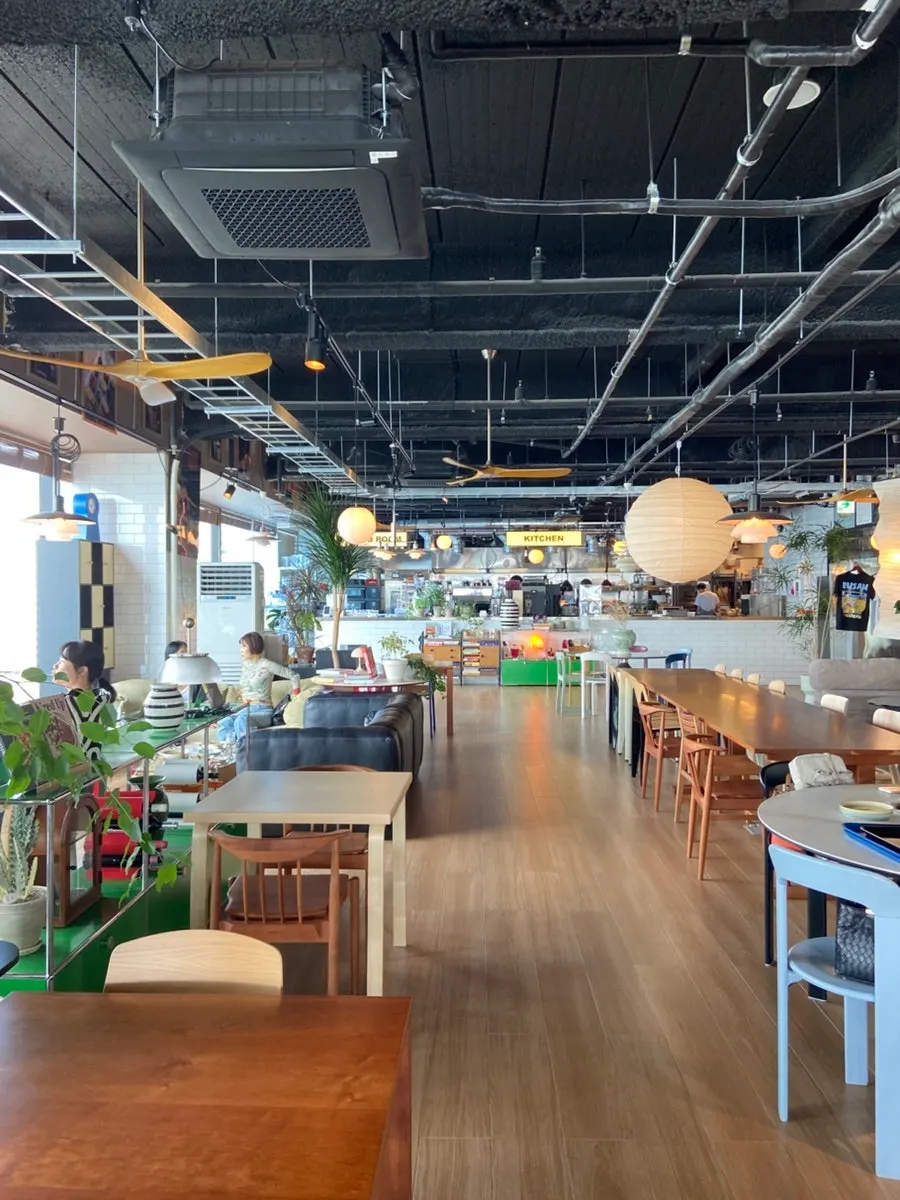 Working Holiday Minrak dining hall seating and décor