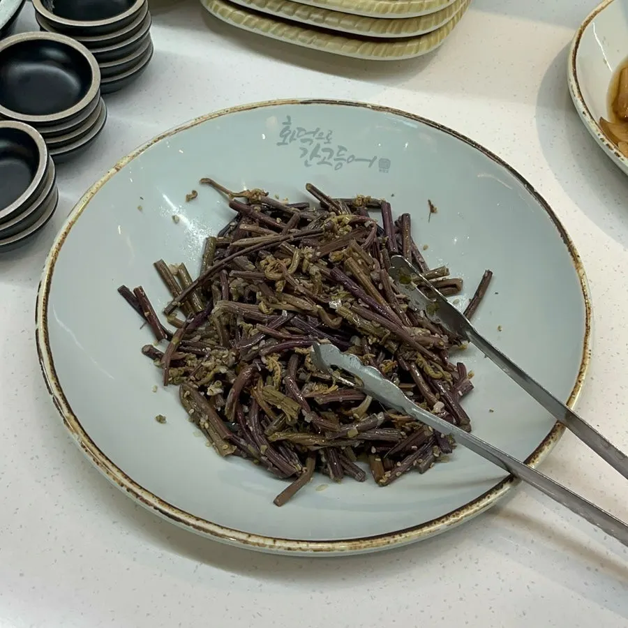 Wrap vegetables and other side dishes at the self-serve corner