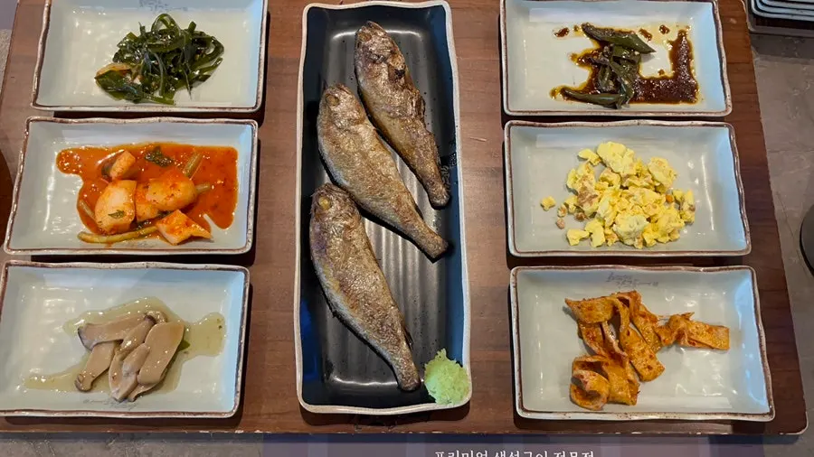 Full table spread of the gulbi set