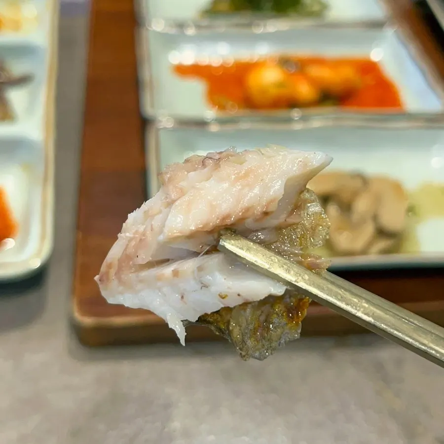 A spoonful of gulbi flesh over white rice
