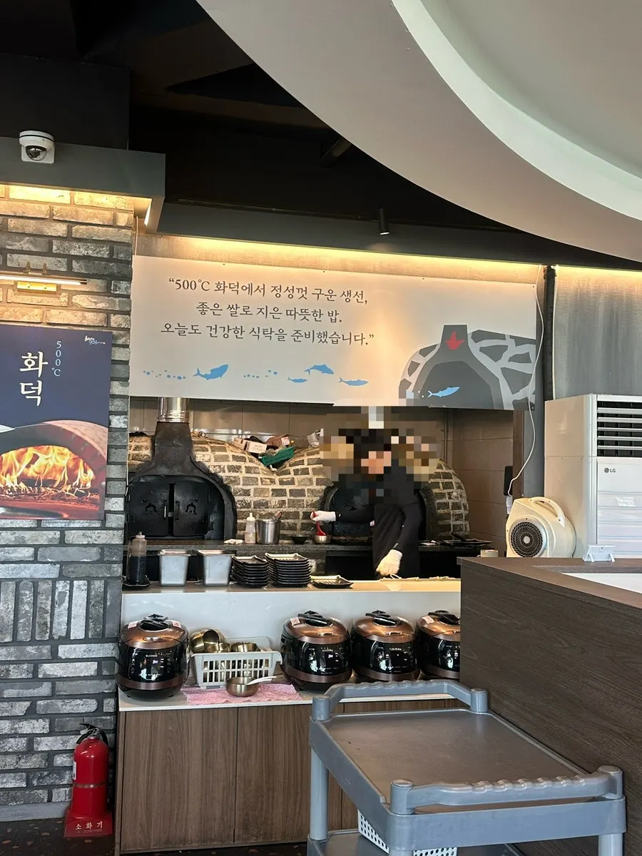 반찬 셀프바와 커피·매실차 후식 코너