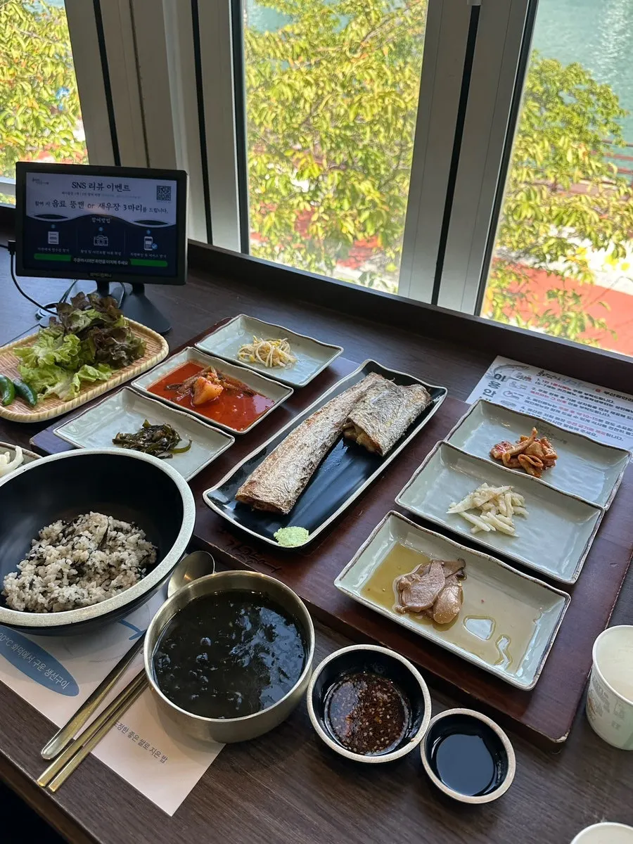 차려진 생선구이 정식 상차림