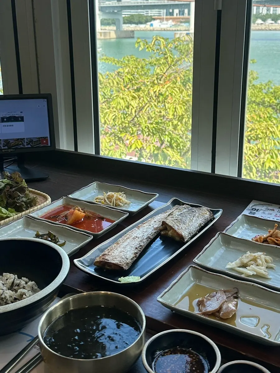 길쭉한 은갈치구이 접시 클로즈업