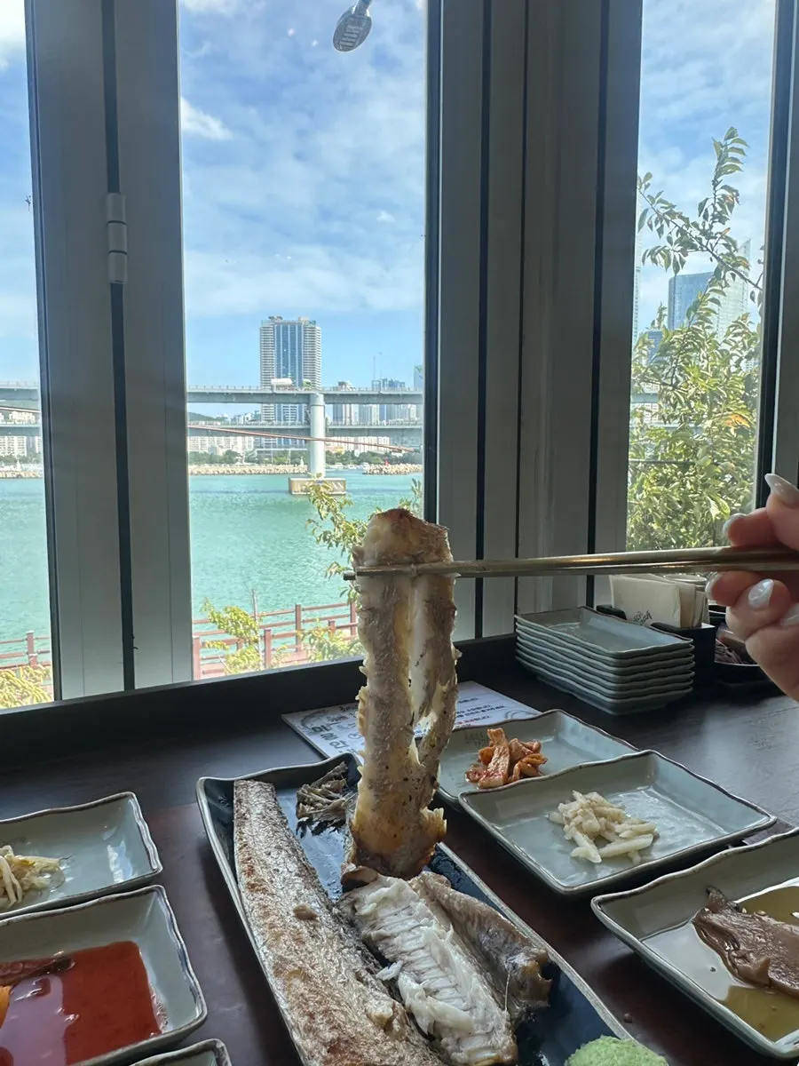 갈치 살과 반찬을 곁들인 한 입