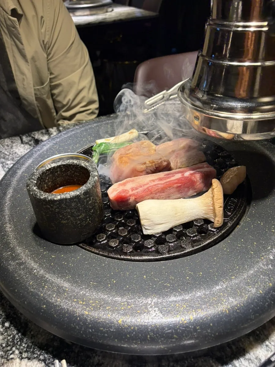 Grill with pork belly and neck eaten in alternating bites