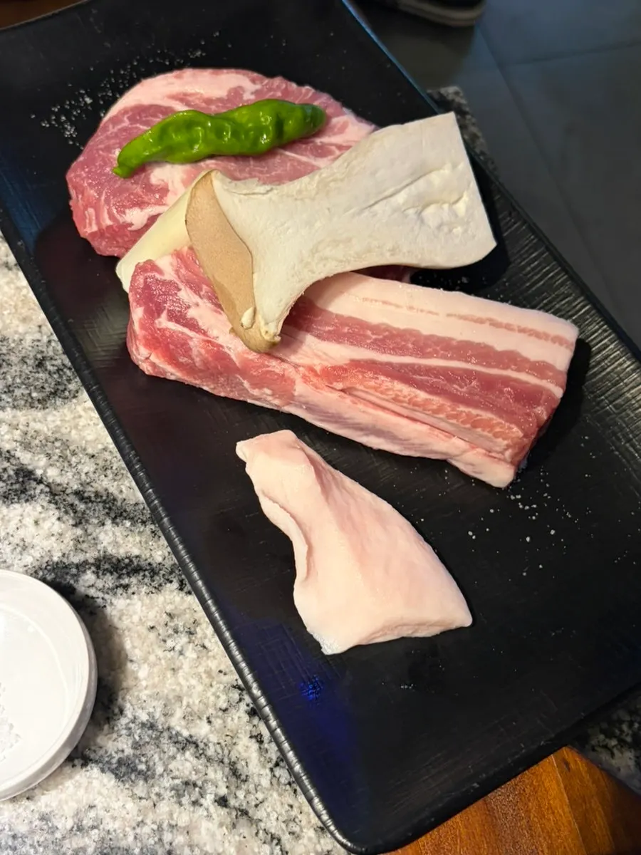 숯불과 목살 삼겹살 버섯 구성