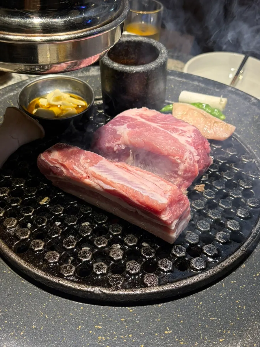숯불 위에서 굽는 돼지고기