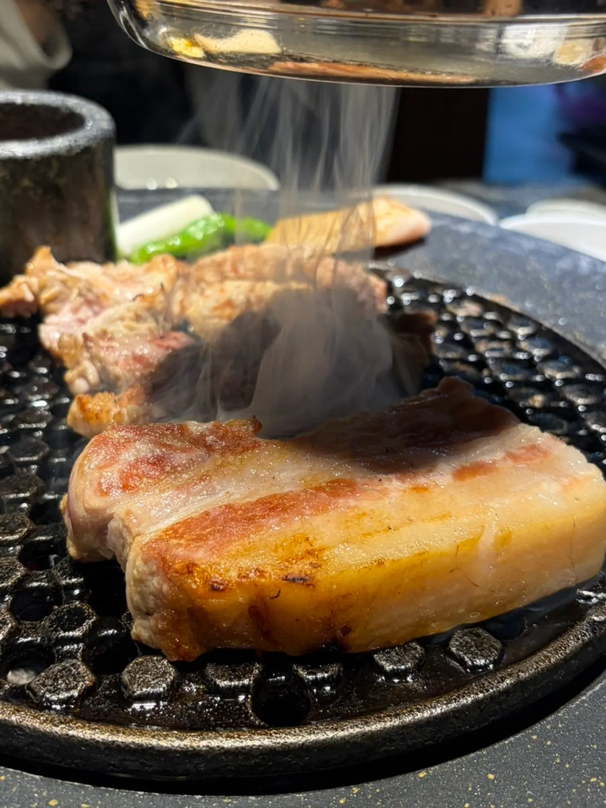 직원이 구운 목살과 삼겹살