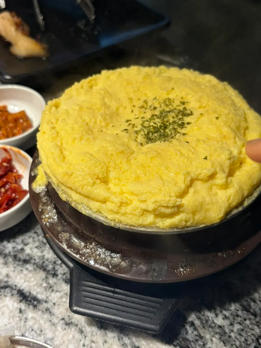 숯불고기와 곁들인 계란찜