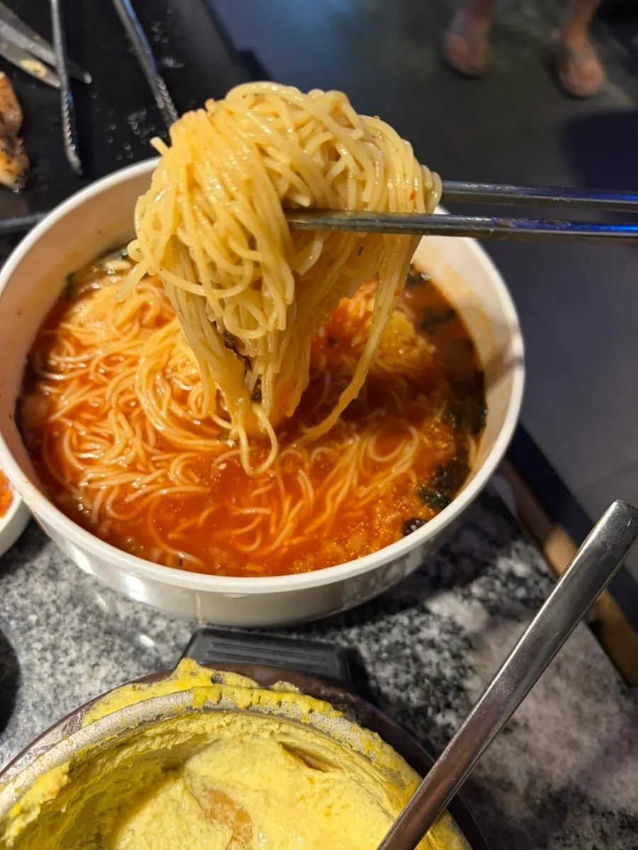 쫄깃한 면발의 김치말이국수