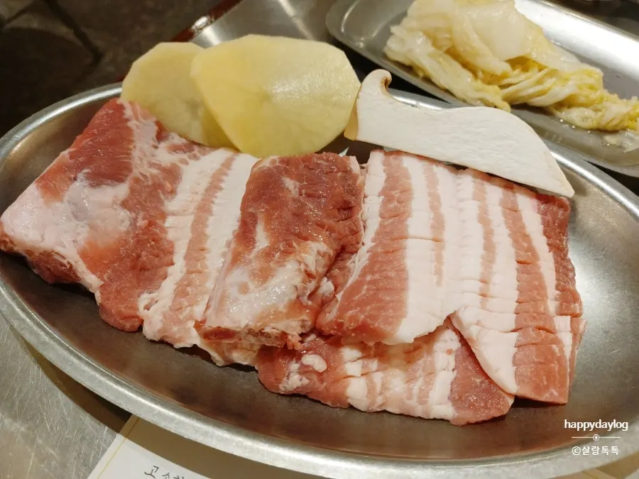 생탁 막걸리와 고기 식사
