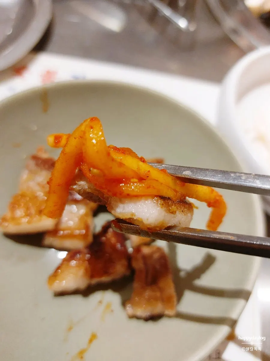 보리새우소금에 찍어 먹는 생갈비