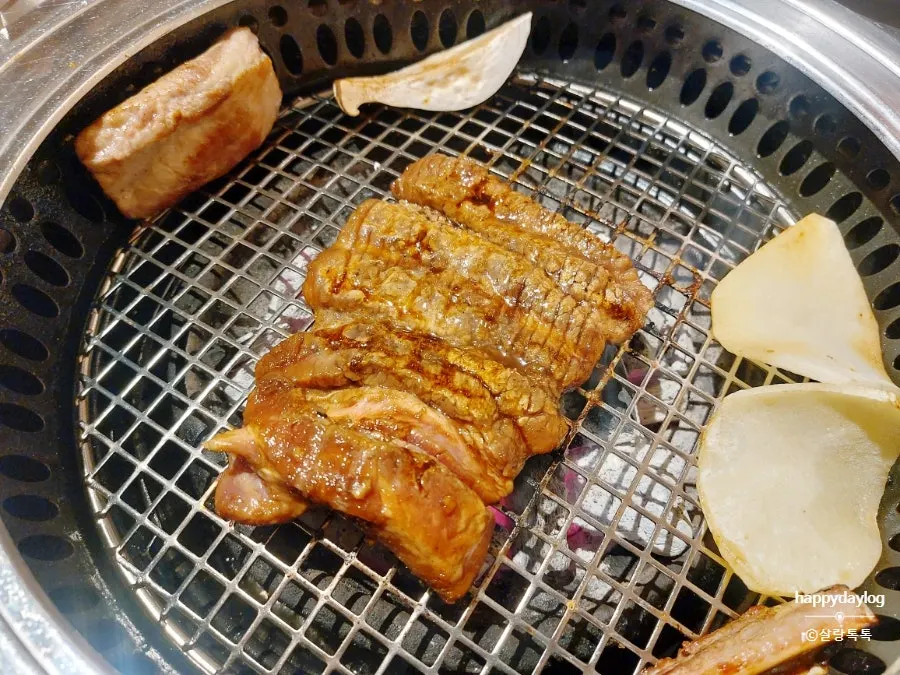 불판 위에서 굽는 양념갈비