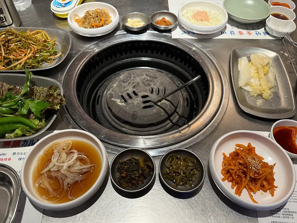 쌈채소와 백김치 반찬 구성