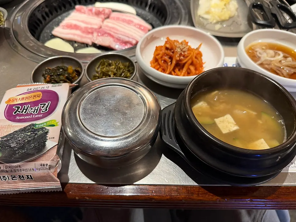 숯불 위에 올린 돼지 생갈비