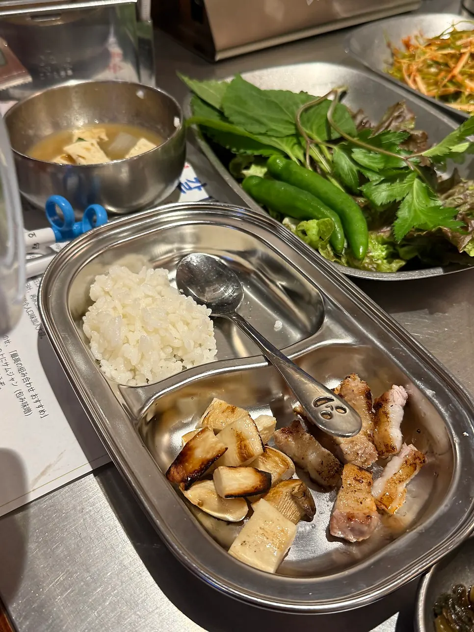 보리새우 소금에 찍은 돼지갈비 한 점