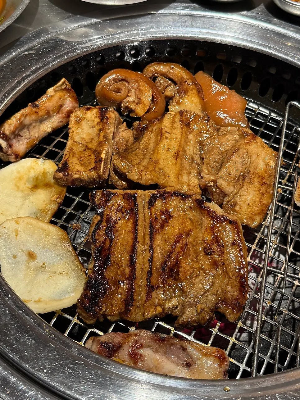 불판 위 양념돼지갈비