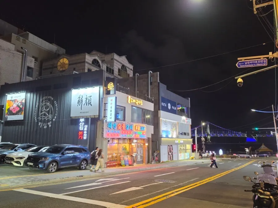 레트로 감성의 해안숯불갈비 간판