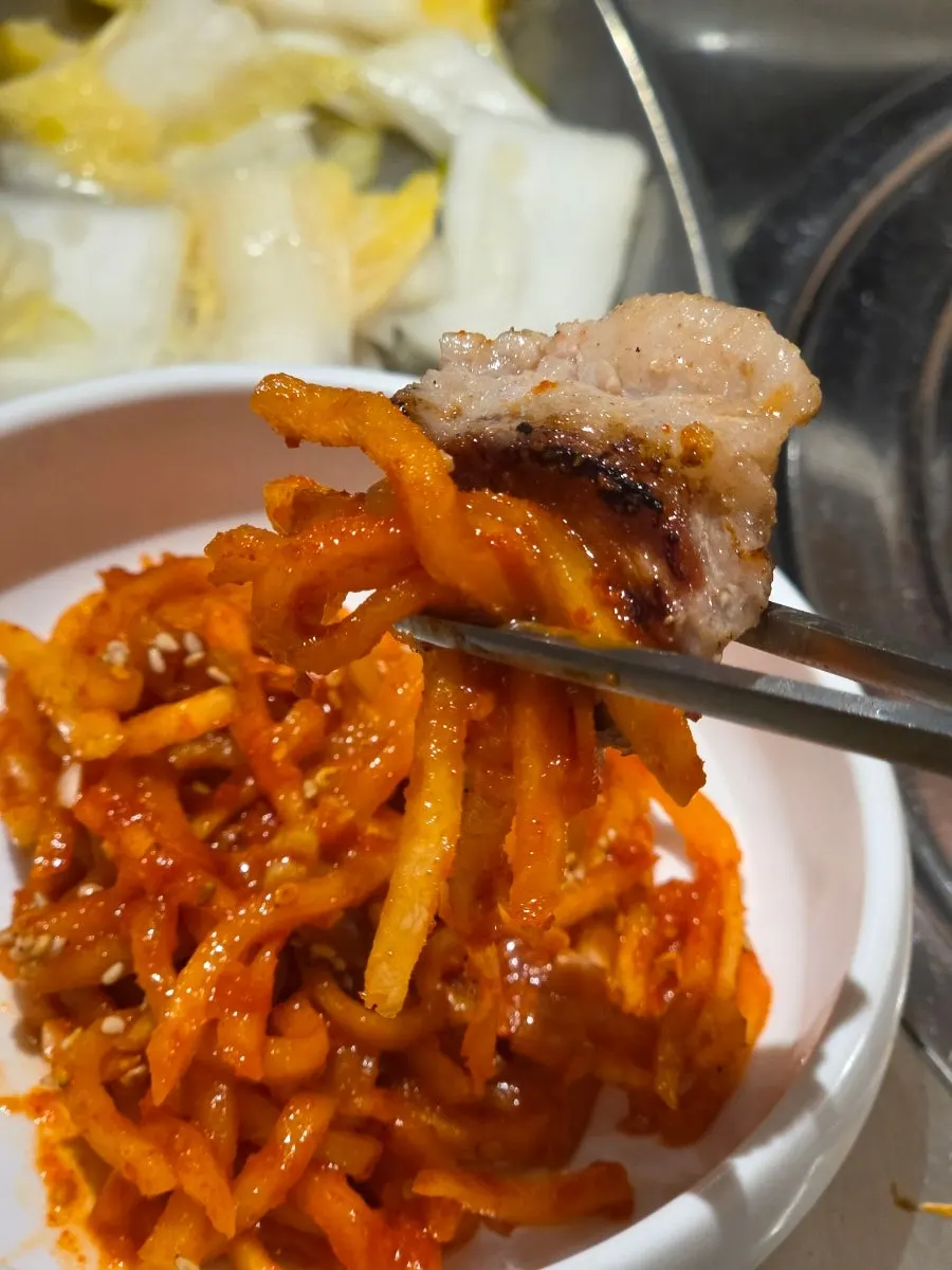 양파절임과 잡채 등 푸짐한 기본찬
