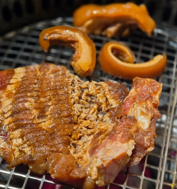 먹기 좋은 크기로 자른 숯불 갈비