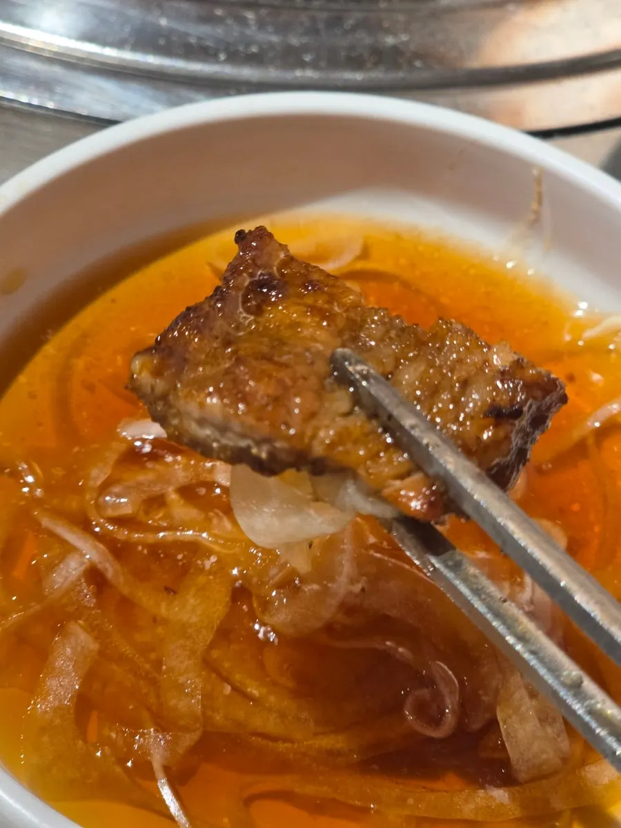 화력을 조절하며 구워낸 양념갈비