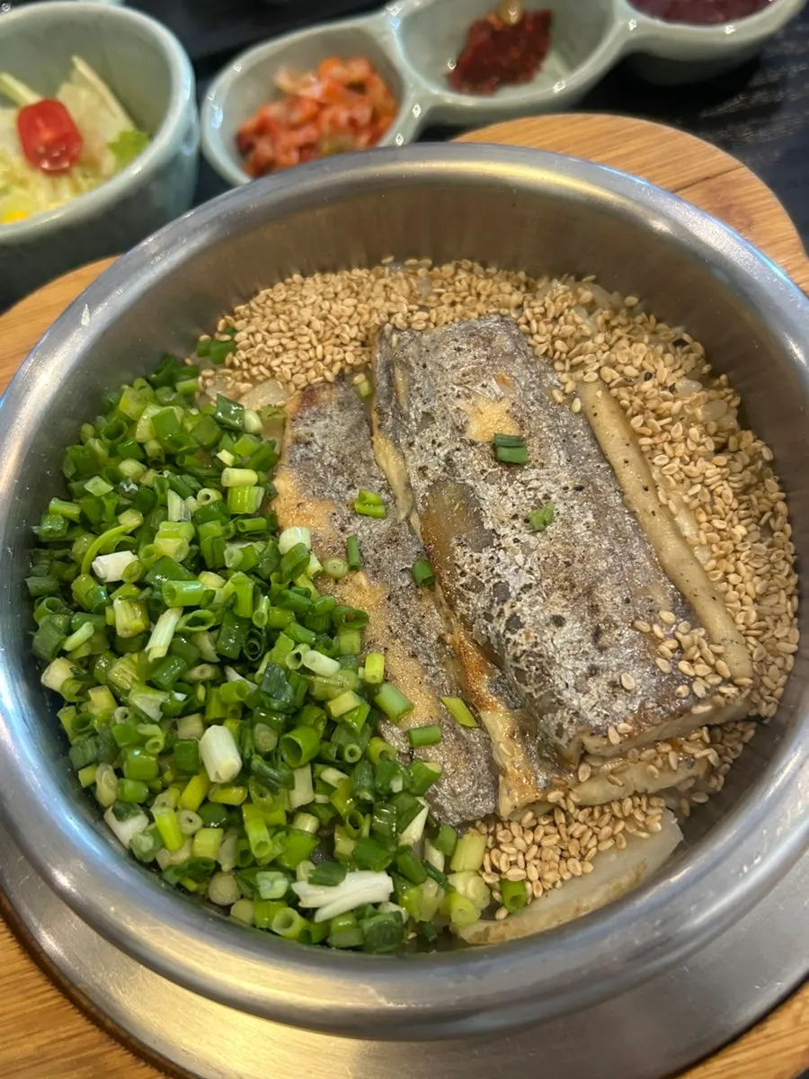 Pot rice tray with salad and side dishes