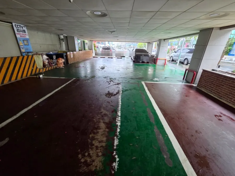Underground parking lot beneath the Gwanganda Jjji building