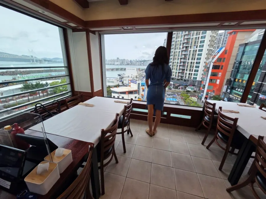Room seating good for family gatherings and work dinners