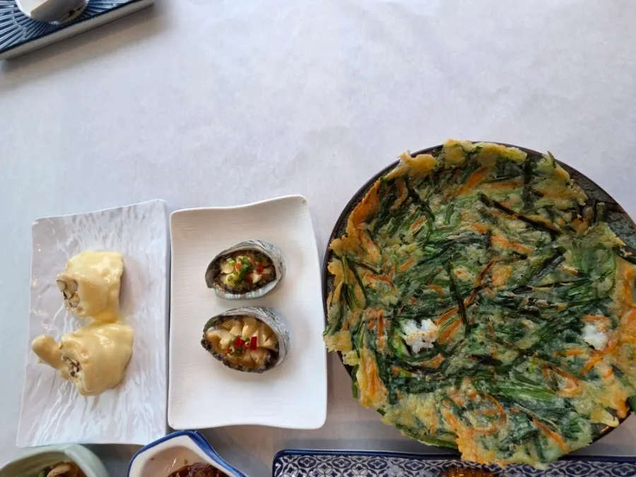 Chive pancake, cheese-grilled scallops, and cream shrimp