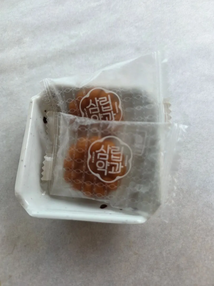 Finishing abalone porridge topped with sesame seeds and sesame oil