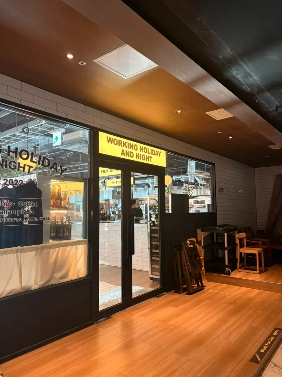 Menu standing sign for Working Holiday Minrak on the ground floor