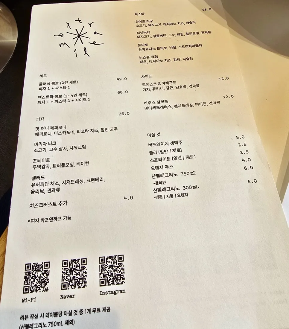 색연필과 그림이 놓인 테이블