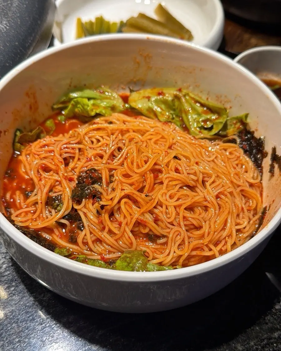 Spicy mixed noodles served with meat