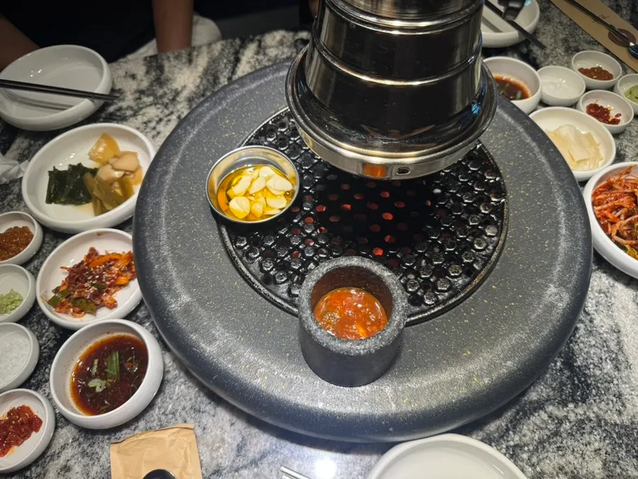 Garlic and jjeokguk broth placed on the grill