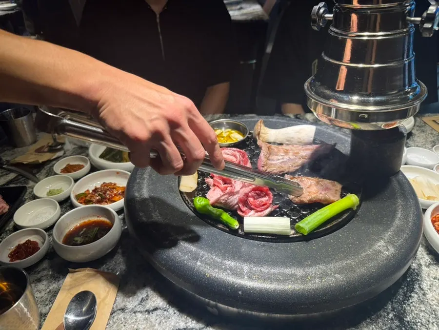 Oiling the grill plate with fat