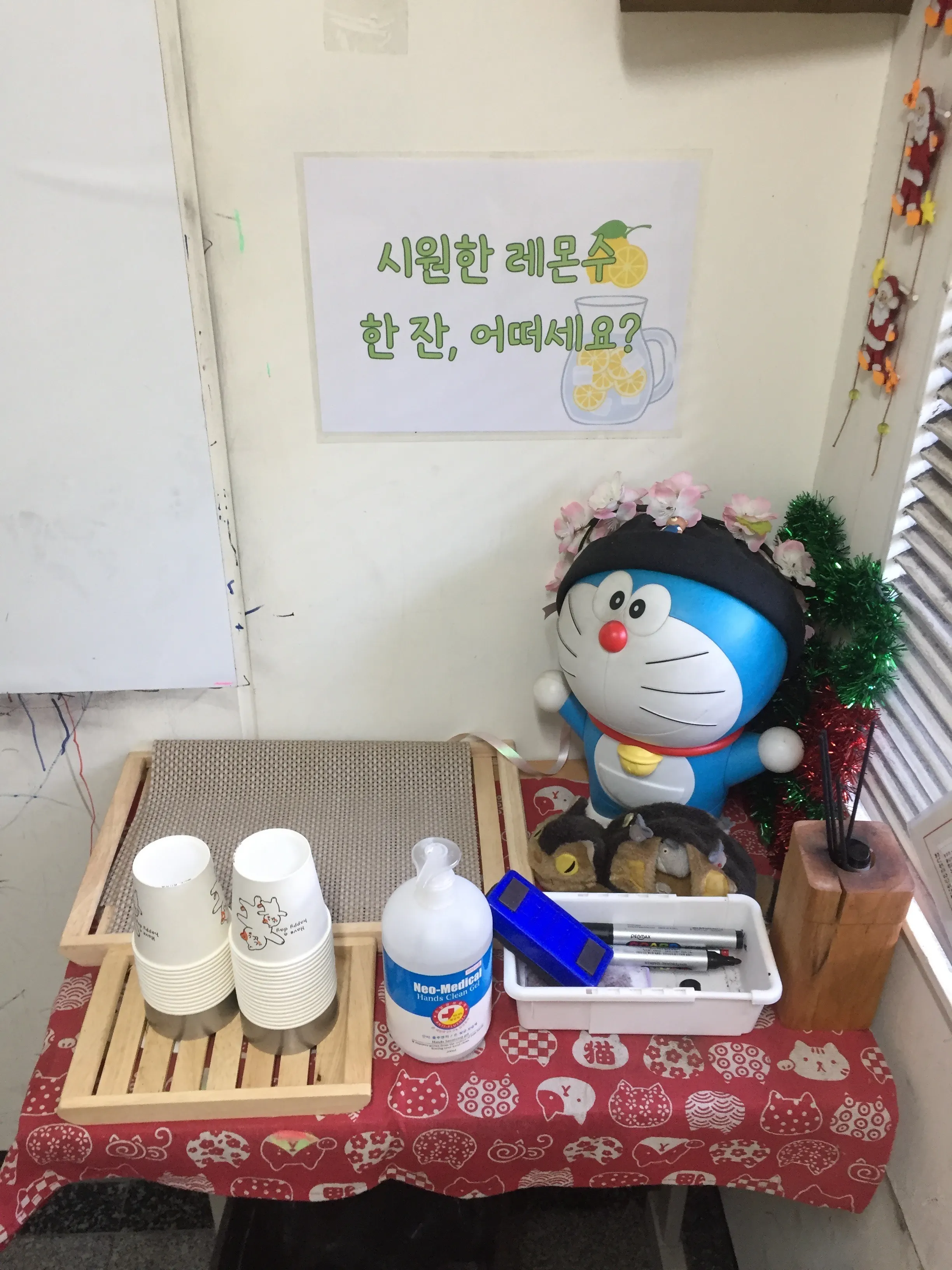 매장 바깥 웨이팅 안내 공간