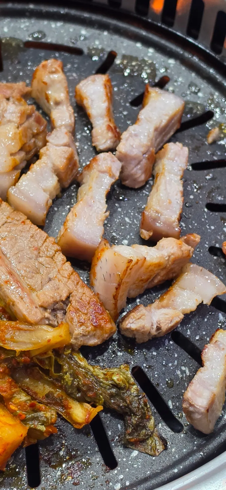 명승제주생고기 테이블 세팅과 불판