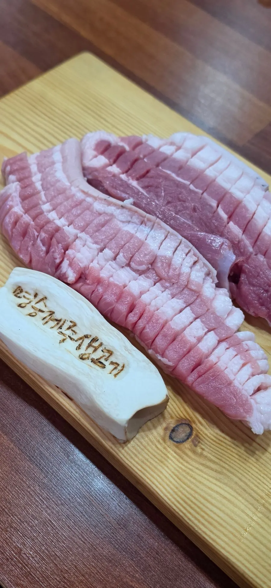 주문한 흑돼지 오겹살과 양념갈비 생고기