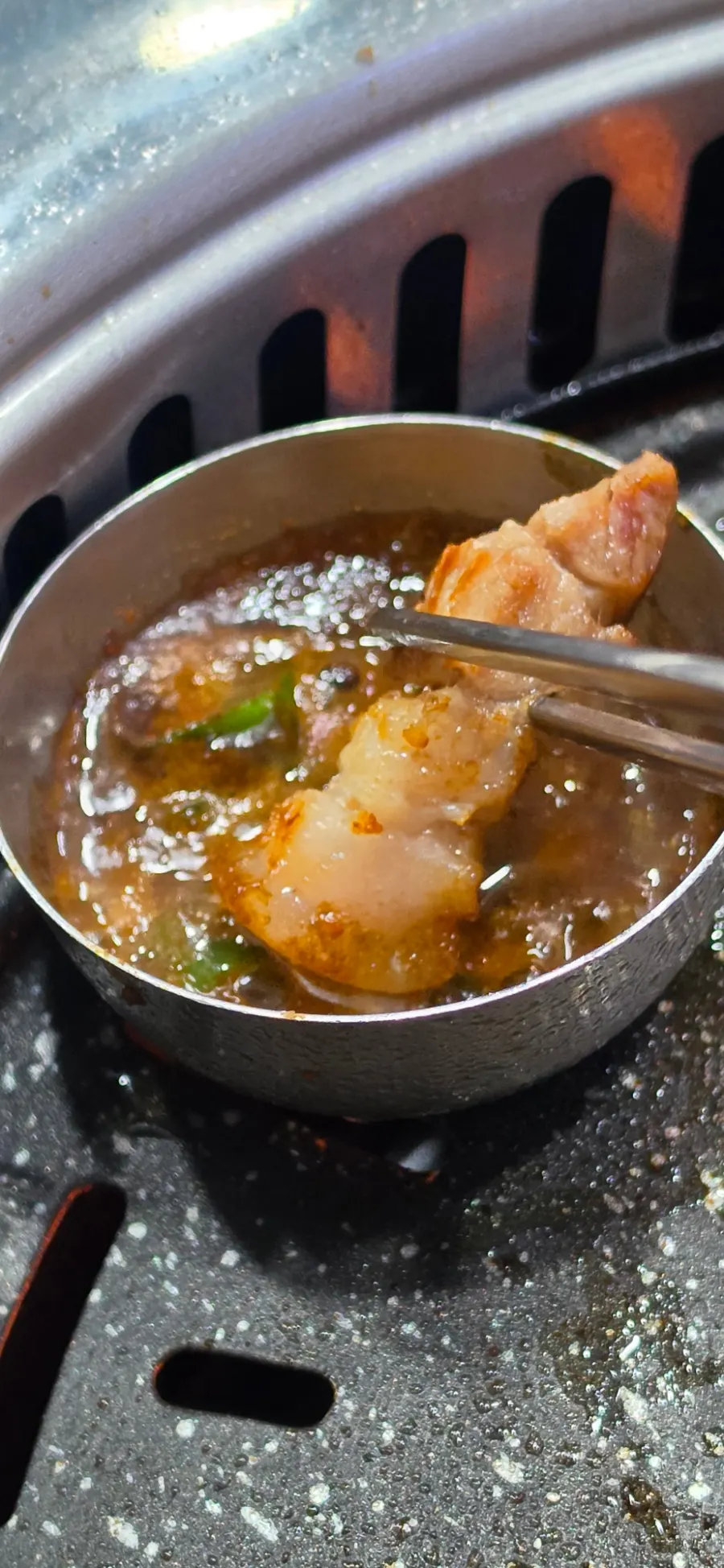 노릇하게 구워지는 제주 흑돼지 오겹살