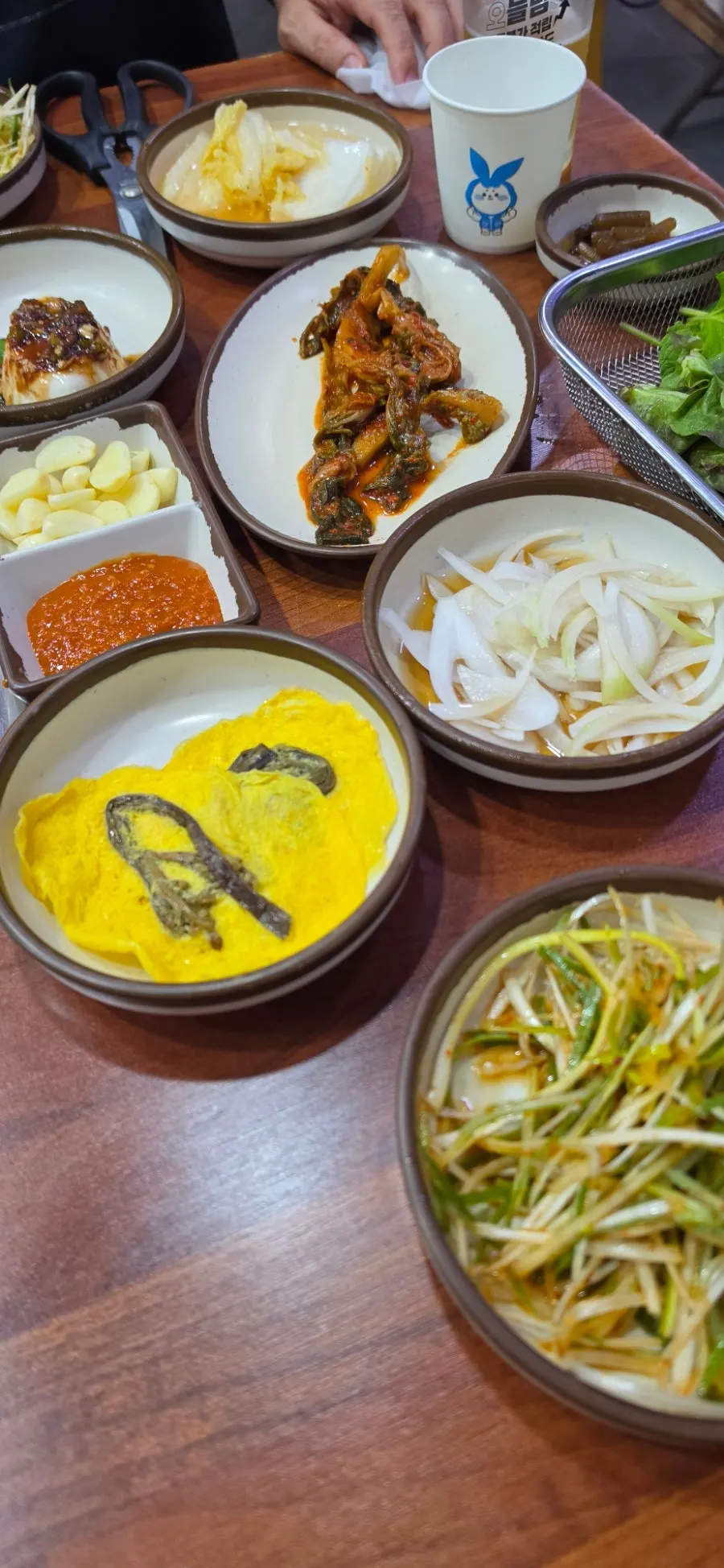 멜젓에 찍은 흑돼지 오겹살 한 점