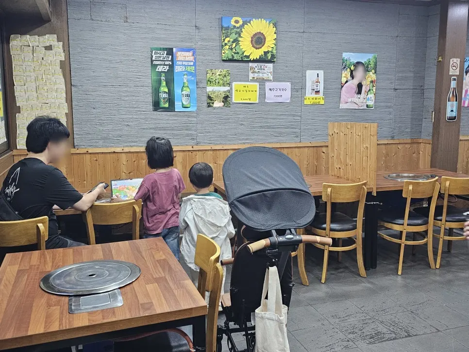 명승제주생고기 내부 테이블 전경