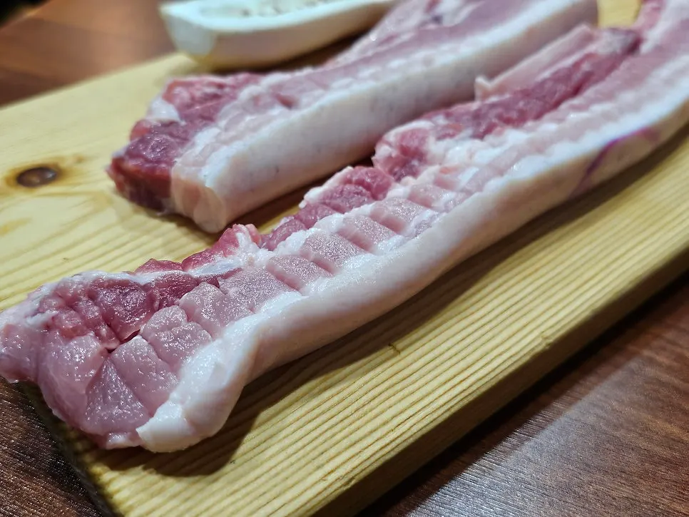 껍질이 붙은 제주 흑돼지 오겹살 생고기