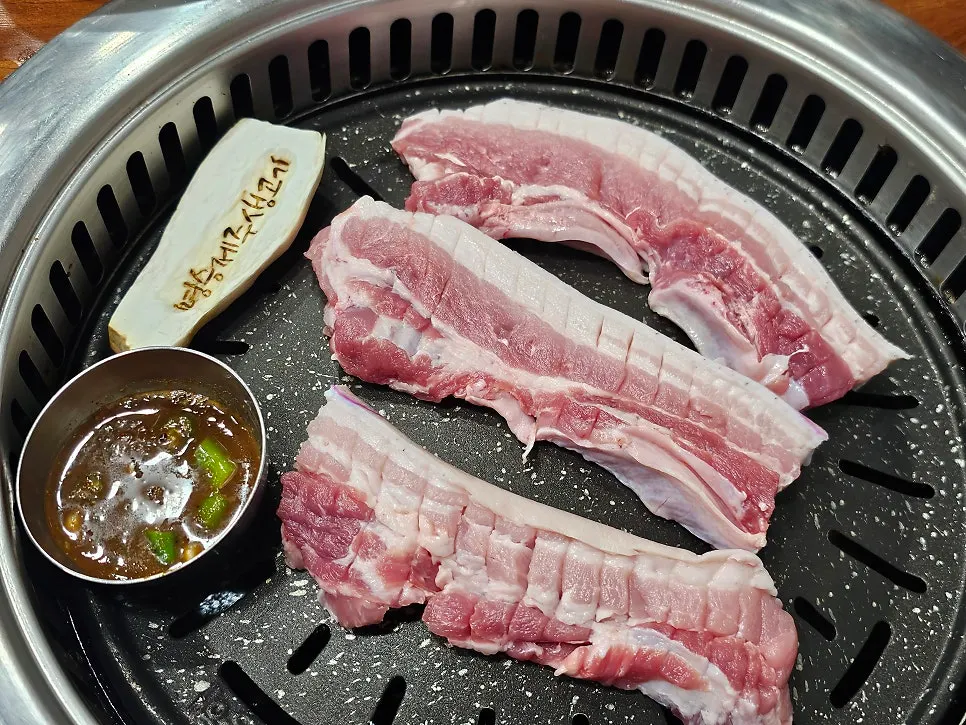 불판 위에서 구워지는 흑돼지 오겹살