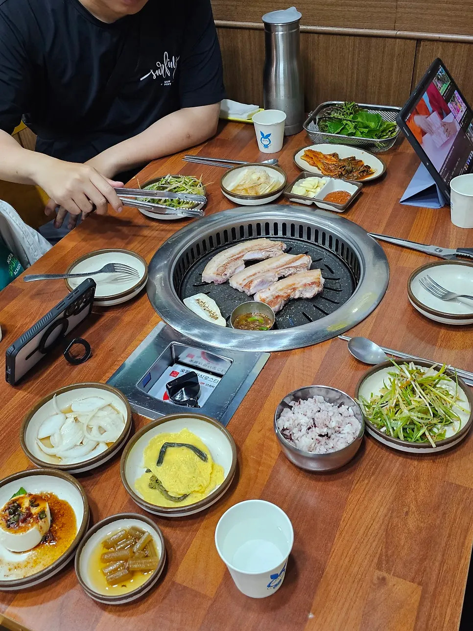순두부와 계란후라이 등 기본 밑반찬 세팅